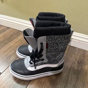 Vans Standard Snow MTE Boots in Gray / Black  Men’s Size 4.5 -Women’s 6